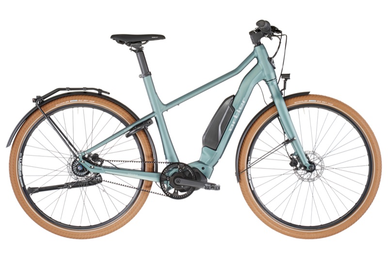 Graugrünes Urban-E-Bike mit sportlicher Rahmengeometrie und hellbraunen Reifenflanken, Seitenansicht