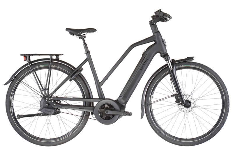 Anthrazitfarbenes City-E-Bike mit Trapezrahmen und Gepäckträger, Seitenansicht