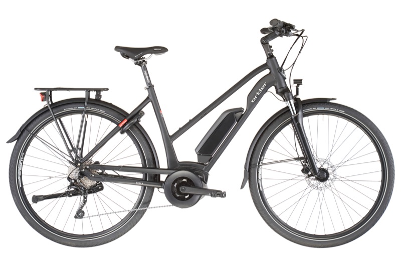 Schwarzes Trekking-E-Bike mit Trapezrahmen, Gepäckträger und Schutzblechen, Seitenansicht