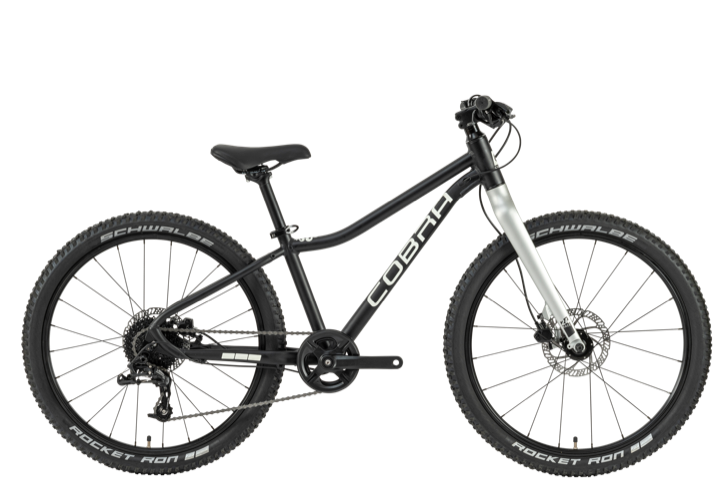 Schwarzes Jugend-Mountainbike mit Starrgabel und Scheibenbremsen, freigestellte Seitenansicht