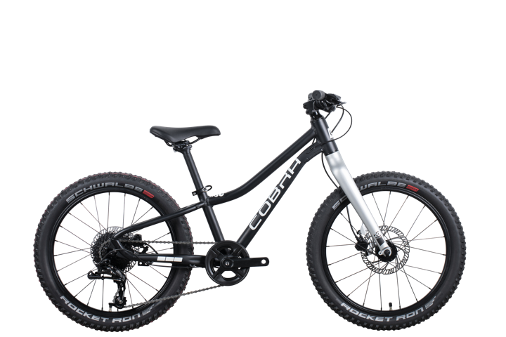 Jugend-Mountainbike 20 Zoll mit schwarzem Rahmen, freigestellte Seitenansicht