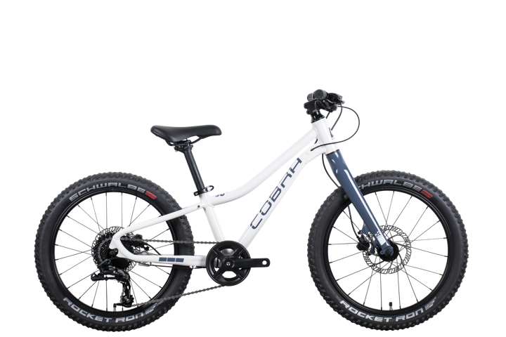 Jugend-Mountainbike 20 Zoll mit weißem Rahmen, freigestellte Seitenansicht